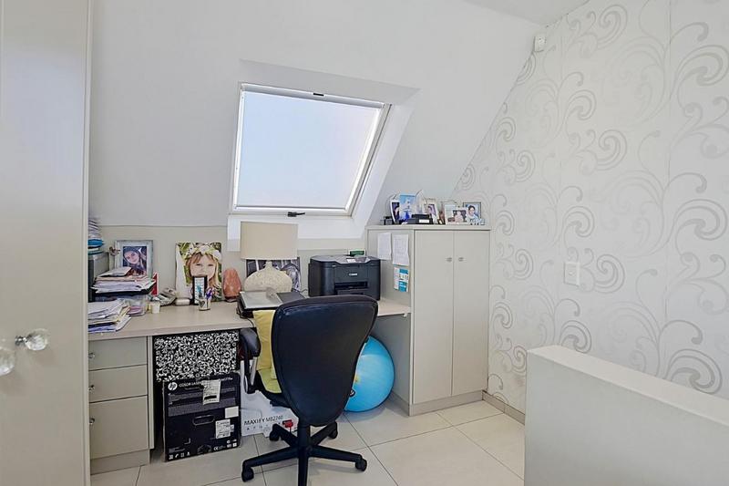 1 Bedroom Property for Sale in Bloubergstrand Western Cape